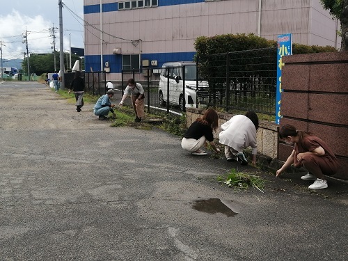 本社前　草取り・ゴミ拾い